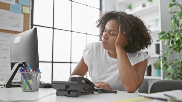 Modern Ofiste Çalışan Yorgun Afrikalı Amerikalı Kadın — Stok video