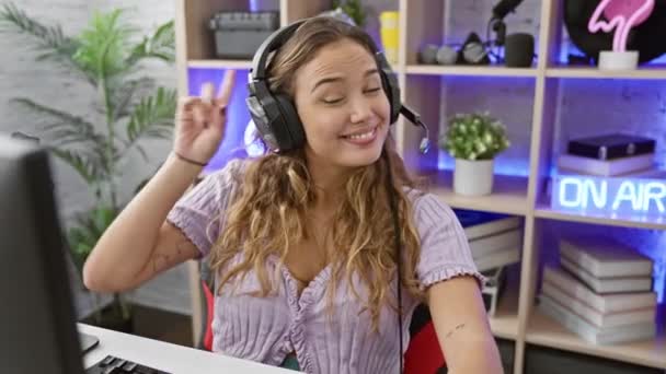 Genç Mutlu Spanyol Kadın Güzel Oyuncu Flaması Oyun Odasında Parlak — Stok video