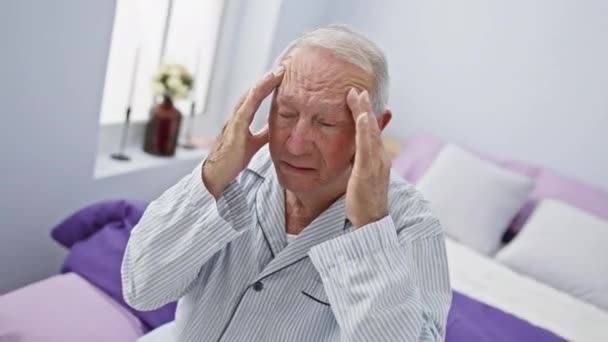 Stresli Yaşlı Adam Yatakta Oturuyor Migren Baş Ağrısı Çekiyor Pijama — Stok video