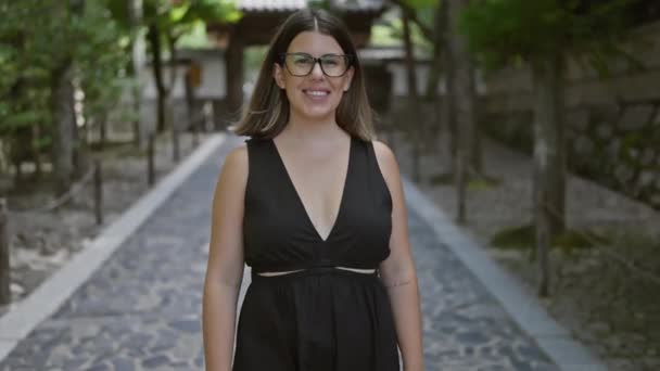 Freudig Und Selbstbewusst Steht Eine Schöne Hispanische Frau Mit Brille — Stockvideo