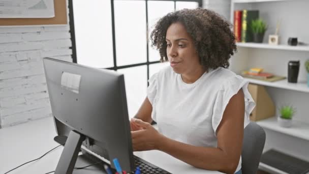 Mujer Negra Con Pelo Rizado Trabajando Computadora Oficina Moderna — Vídeos de Stock