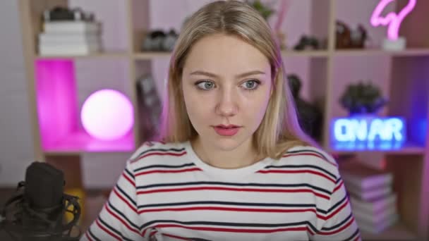 Expresión Impactada Cara Joven Mujer Rubia Serpenteante Asustada Sorprendida Sala — Vídeos de Stock