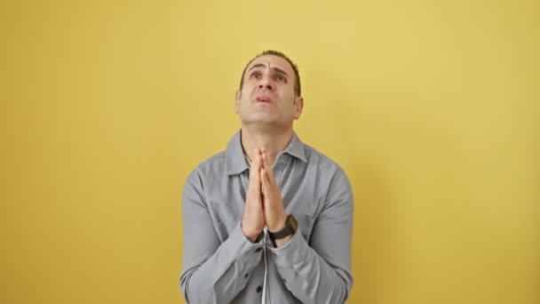 Érzelmes Fiatal Spanyol Férfi Inget Visel Imádkozik Remény Koldulás Kéz — Stock videók