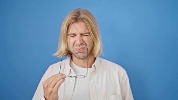 Unavený Dospělý Muž Dlouhými Blond Vlasy Brýlemi Ležérní Košilí Vyjadřující — Stock video