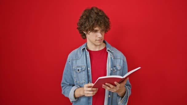 Lässiger Junger Mann Mit Lockigem Haar Jeansjacke Und Rotem Hemd — Stockvideo