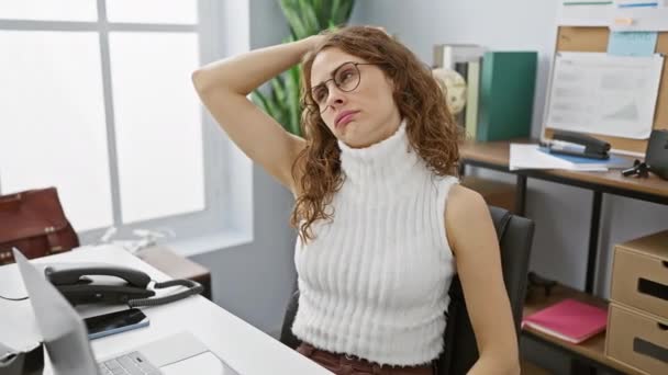 Mujer Joven Maravillada Hermosa Pensativa Pensando Con Dudas Oficina Trabajando — Vídeos de Stock