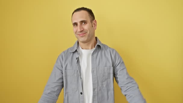 Veselý Mladý Hispánec Košili Stojící Osamělém Žlutém Pozadí Hrdě Ukazující — Stock video