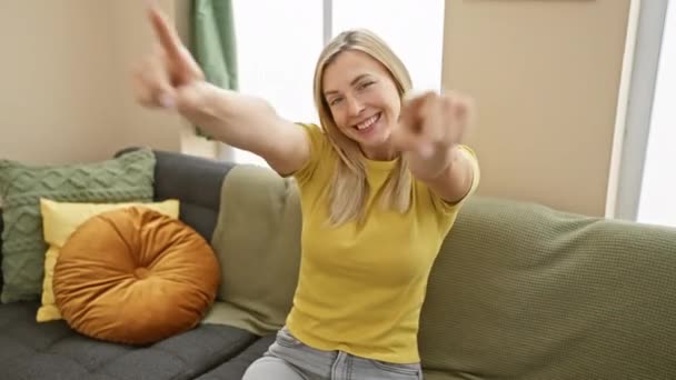 Mulher Loira Alegre Confiante Apontando Para Você Câmera Casa Gesto — Vídeo de Stock