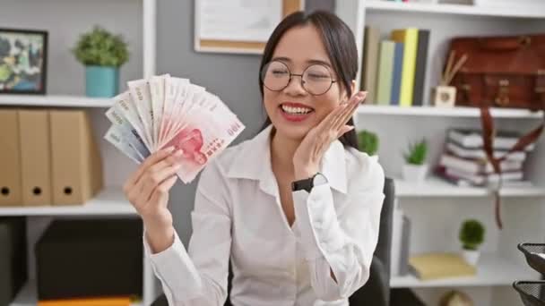 Радостная Молодая Китаянка Празднует Победу Офисе Держа Банкноты Юаня Веселой — стоковое видео