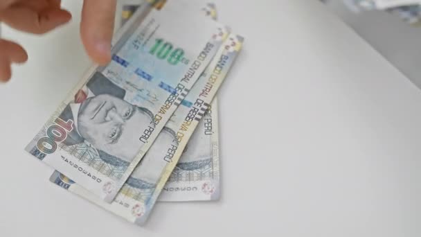 Una Mano Che Organizza Banconote Sol Peruviano Una Superficie Bianca — Video Stock