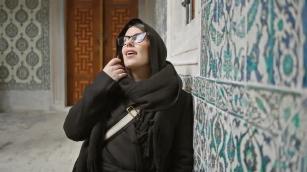 Eine Lächelnde Junge Frau Mit Brille Und Schwarzem Schal Steht — Stockvideo