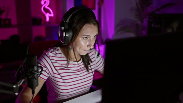 Blank Brunette Vrouw Gaming Donkere Kamer Met Neon Lichten Microfoon — Stockvideo