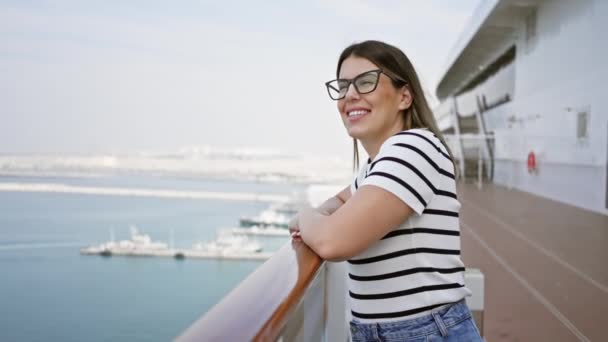 Glimlachende Vrouw Genietend Van Uitzicht Oceaan Vanaf Een Cruiseschip Dek — Stockvideo