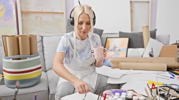 Schöne Blonde Künstlerin Die Kaffee Und Klang Aufsaugt Der Innere — Stockvideo