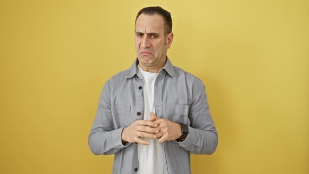 Mladý Hispánec Stojící Košili Přes Žluté Izolované Pozadí Znechuceným Výrazem — Stock video