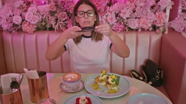 Jovem Mulher Usando Smartphone Desfrutando Café Brunch Café Floral Com — Vídeo de Stock