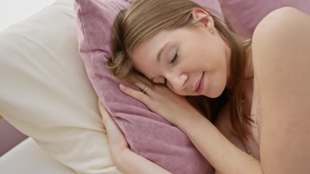 Uma Jovem Serena Desfruta Relaxamento Confortavelmente Aninhada Travesseiros Cama Aconchegante — Vídeo de Stock