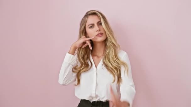 Young Blonde Woman Wearing Shirt Standing Smiling Doing Talking Telephone — Stock Video