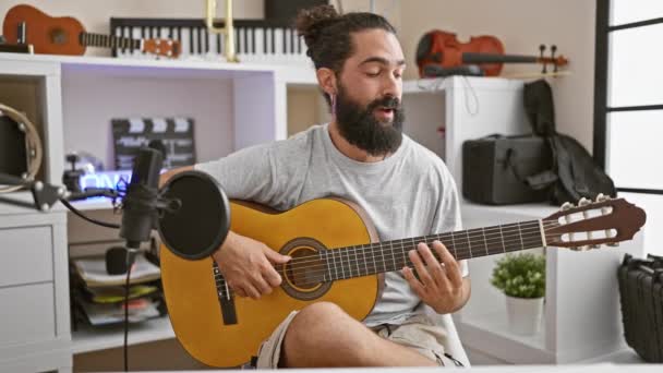 Hispanic Man Spelar Gitarr Och Sjunger Hemmamusikstudio Med Mikrofoner Och — Stockvideo