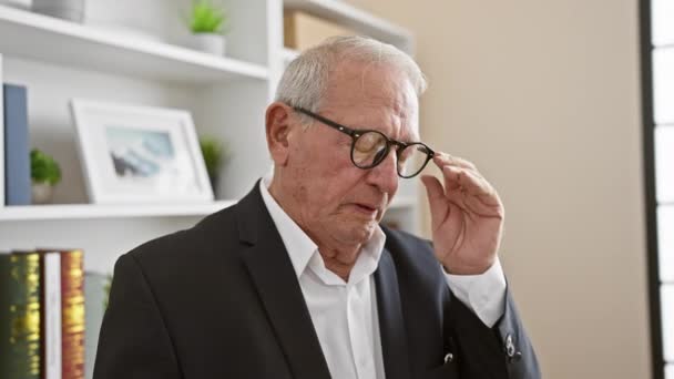 Empresário Sênior Estressado Tirando Óculos Escritório Trabalhador Sério Focado Cansado — Vídeo de Stock