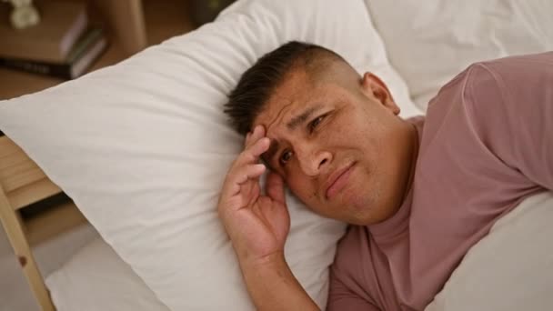 年轻的拉丁男人哭哭啼啼 躺在卧室的床上 失眠缠身 忧心忡忡 — 图库视频影像