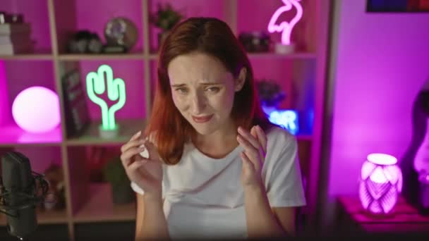 ショックを受けたストリーマーガール 若い白人女性は ショックを受け 恐れを抱いて 指を覗き込みました 彼女のゲームルームの中心にあるコンピュータに驚きに捕らえられ 恥ずかしさを見抜く — ストック動画