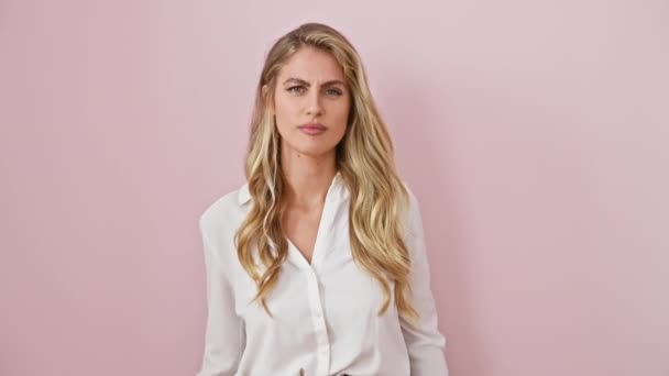 Mladá Blondýnka Košili Stojící Izolovaném Růžovém Pozadí Gestikulujíc Hlasitým Stop — Stock video