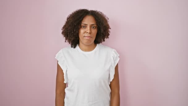 Afričanky Americká Žena Přirozenými Vlasy Proti Růžové Pozadí — Stock video