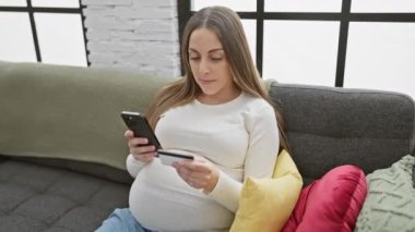İspanyol kadının evde akıllı telefon ve kredi kartı kullanmasını bekliyorsun. Kapalı koltukta oturuyorsun..