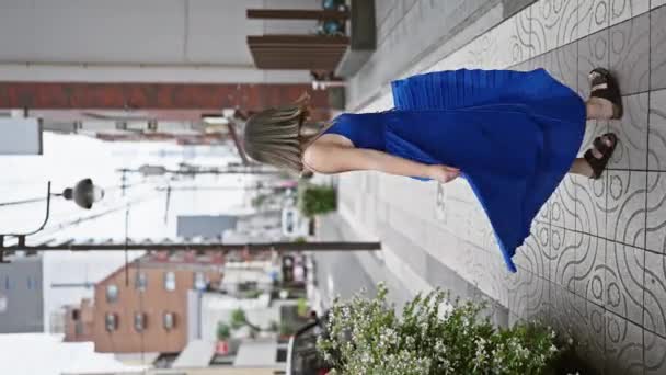 Radosna Latynoska Kobieta Złapana Tańcu Okulary Błyszczące Podczas Kręcenia Sukienką — Wideo stockowe
