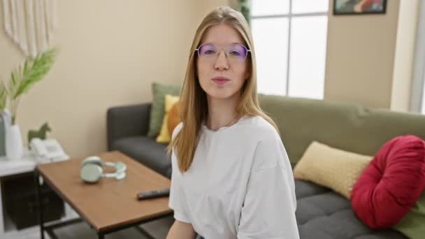 Krásná Blondýnka Brýlemi Hravě Pózuje Uvnitř Vkusně Zařízeném Obývacím Pokoji — Stock video