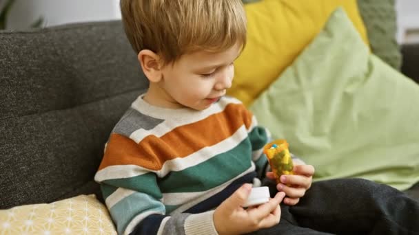 Meraklı Bir Çocuk Evdeki Ilaçları Inceliyor Oturma Odasında Tehlikeli Olabilecek — Stok video