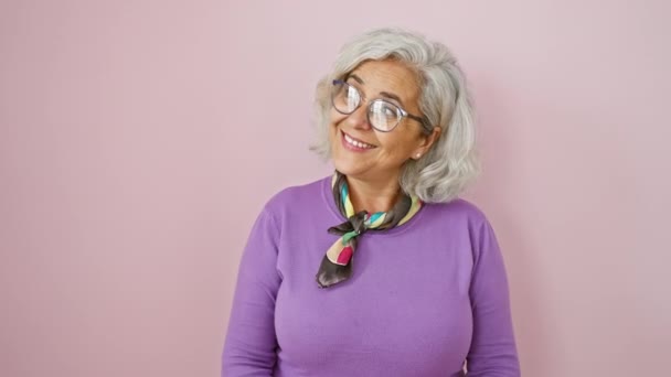 Gözlüklü Kendine Güvenen Gri Saçlı Kadın Gülüyor Yüzünde Işıldayan Bir — Stok video