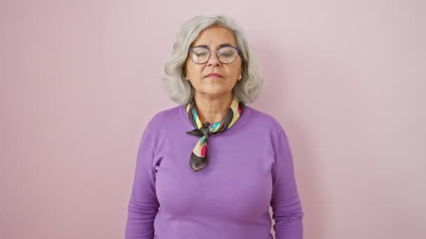 Frustrationen Högljudd Och Klar Som Gråhårig Glasögon Bär Medelålders Kvinna — Stockvideo