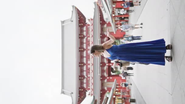 Radostná Hispánka Brýlích Otevřenou Náručí Rozhlížející Chrámu Senso Tokyo Krásným — Stock video