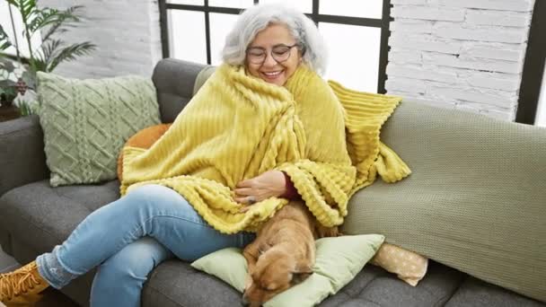 Uma Mulher Cabelos Grisalhos Cobertor Amarelo Sorrindo Com Seu Cachorro — Vídeo de Stock