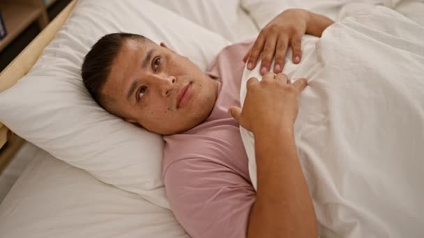 Homem Latino Assustado Cobrindo Seu Rosto Com Cobertor Deitado Com — Vídeo de Stock
