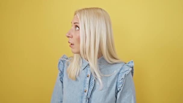 Упс Молодая Блондинка Джинсовой Рубашке Рука Руку Осознавая Свою Глупую — стоковое видео