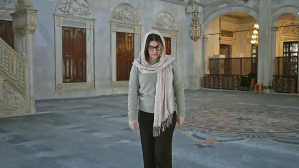 Gözlüklü Tesettürlü Tesettürlü Bir Kadın Caminin Içinde Duruyor Süslü Mimari — Stok video