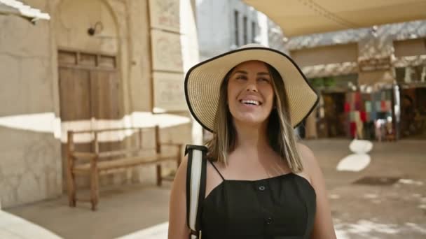 Усміхнена Жінка Сонячному Світлі Досліджує Традиційні Ринкові Вулиці Дабаї Демонструючи — стокове відео