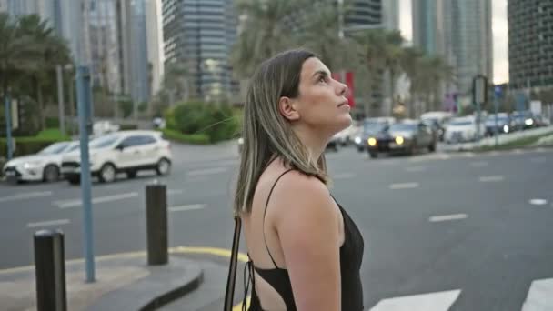 Młoda Kobieta Luźnych Ubraniach Zwiedzająca Współczesny Pejzaż Dubaju Otoczona Drapaczami — Wideo stockowe