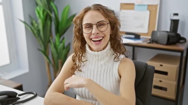 Parlayan Genç Bir Kadın Gülümsüyor Tamam Işareti Gösteriyor Ofiste Başarının — Stok video