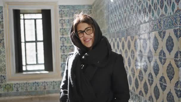 Femme Souriante Avec Lunettes Foulard Pose Dans Intérieur Turc Traditionnel — Video