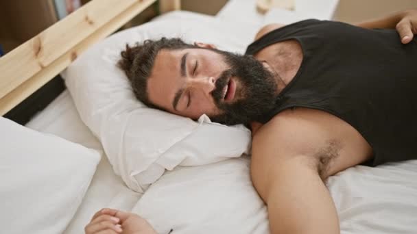 Een Ontspannen Spaanse Man Met Een Baard Die Een Slaapkamer — Stockvideo