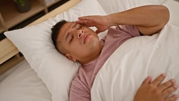 Jovem Latino Stressado Deitado Cama Preocupado Infiltrar Sua Manhã Quarto — Vídeo de Stock