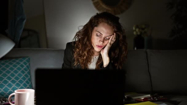 Уставшая Женщина Работает Допоздна Своем Ноутбуке Темной Гостиной Показывая Усталость — стоковое видео