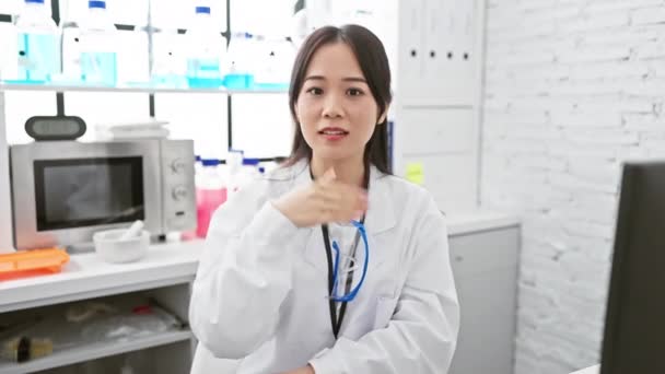Mladá Čínská Vědec Dívka Fouká Polibek Lásky Kameře Drzý Ale — Stock video