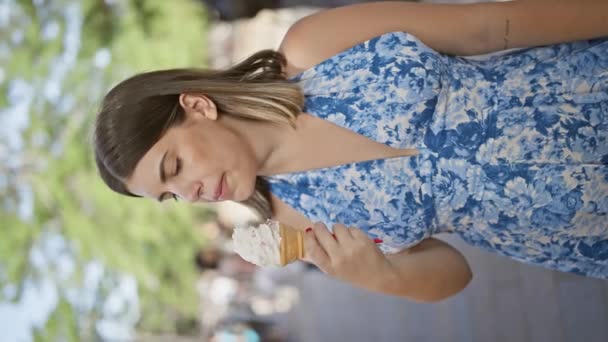 Léto Potěšení Krásná Hispánská Žena Těší Lahodné Zmrzliny Kužel Slunný — Stock video