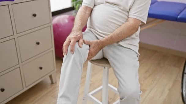 Starší Muž Úzkosti Dotýkající Kolena Trpí Těžkou Bolestí Rehabilitační Klinice — Stock video