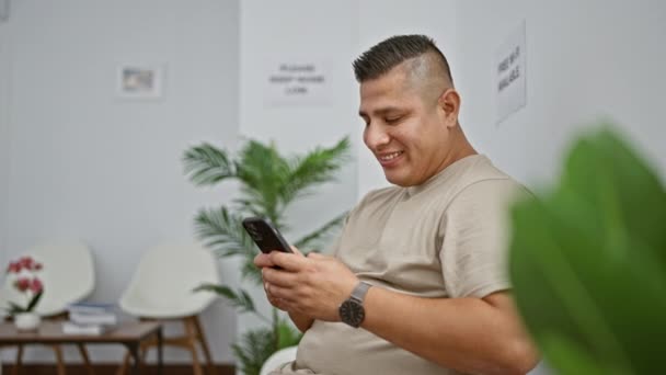 Allegro Giovane Uomo Latino Felicemente Sms Sul Suo Smartphone Mentre — Video Stock